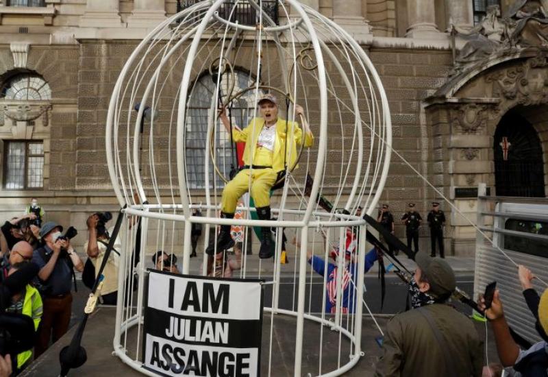 Vivienne Westwood 'u kavezu' pred sudom tražila slobodu za Assangea