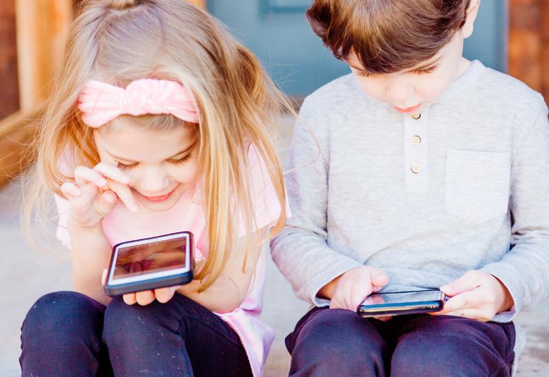Djeca uz mobitel - Kriza djetinjstva: Mašta i sjećanje više nisu cool