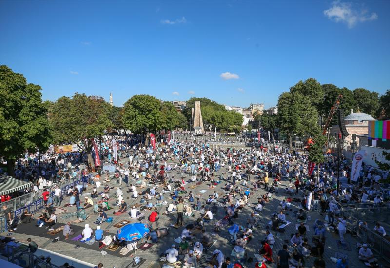Tisuće vjernika ispred Aja Sofije - Erdogan se pridružio tisućama vjernika ispred Aje Sofije