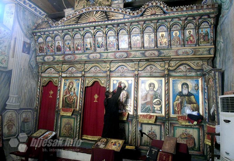 Otac Kristijan u crkvici svetog Ante - Melnik, najbalkanskiji grad na Balkanu, bugarska Đavolja varoš