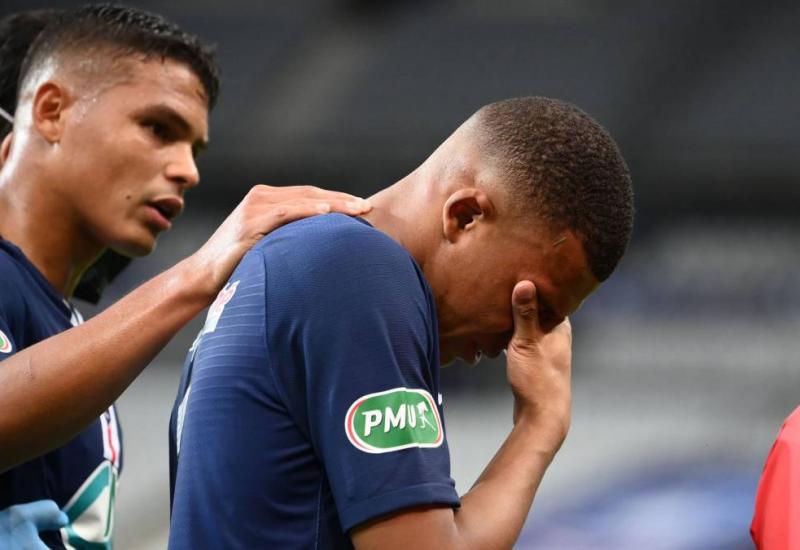 Kylianu Mbappéu stradala je desna noga - PSG pobjednik francuskog kupa; Mbappe u suzama napustio travnjak
