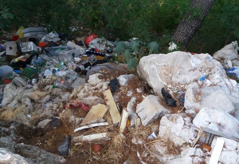 Mostar: U šumarku skrivenom - gomila se još jedna deponija