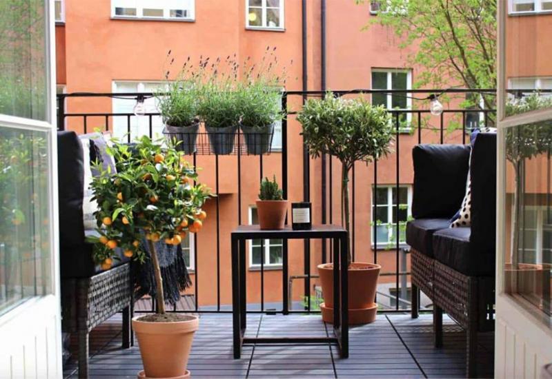 Detalji poput teglica s cvijećem i začinima su dobrodošli - Savršeno jednostavne ideje za male gradske balkone