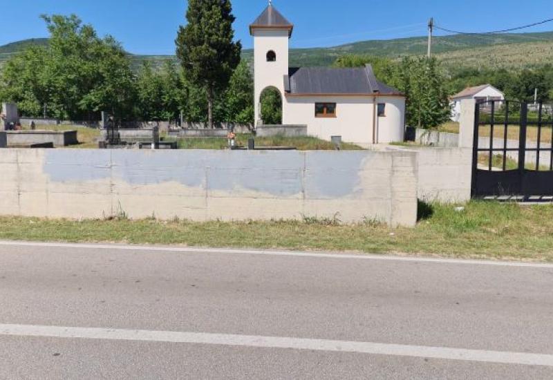 Prekrečen grafit u Dobriču - Mještani Dobriča prekrečili grafit sa zida pravoslavnog groblja