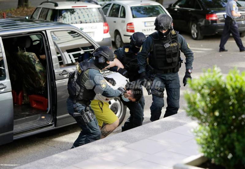 Privođenje u prostorije FUP-a - Mostar: Određen pritvor desetorici uhićenim u akciji STEP