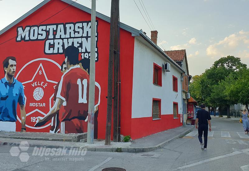 Navijači mostarskog Veleža odlučili su u naselju Donja Mahala posvetiti veliki mural u čast klupskim legendama Dušanu Bajeviću i Semiru Tuci - Mostar navijačima!