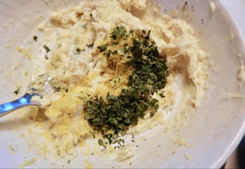 U zdjeli pomiješaj maslac, češnjak, peršin i sol - Pečena piletina na krumpiru s limunom i maslacom - po receptu Chrissy Teigen