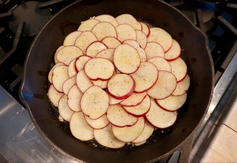 Na maslac u posudi poredaj krumpir u krug - Pečena piletina na krumpiru s limunom i maslacom - po receptu Chrissy Teigen