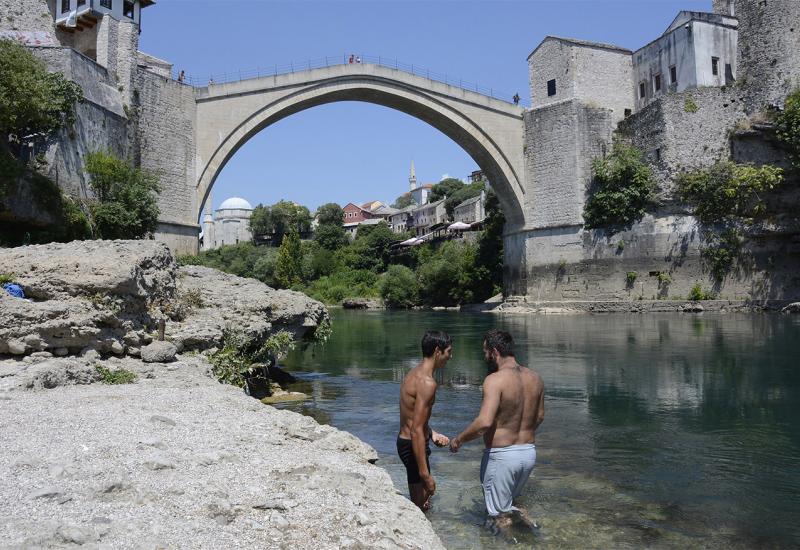 Tropske vrućine u Mostaru - svima je trebalo osvježenje