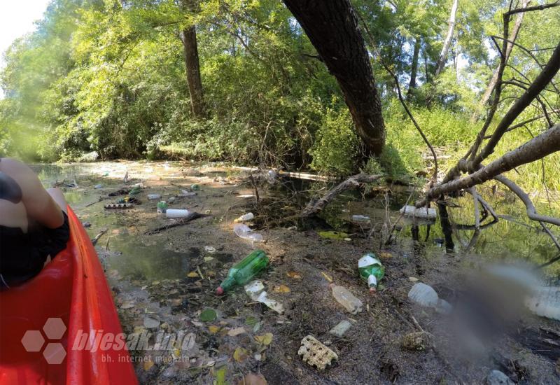 Mladi Čapljinci čistili rijeku Trebižat uz poruku ''Ne bacaj smeće, i ti si nekom nizvodno''