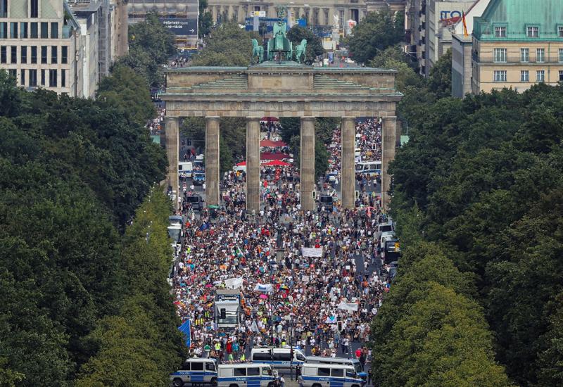 Prisilno prekinut prosvjed u Berlinu, 18 policajaca ozlijeđeno