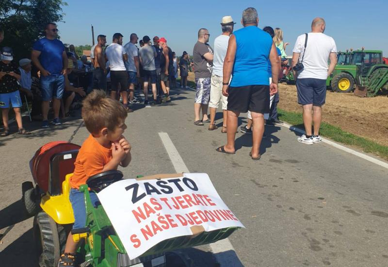 Prosvjed u Odžaku: Majke s djecom brane svoju zemlju, politika ignorira