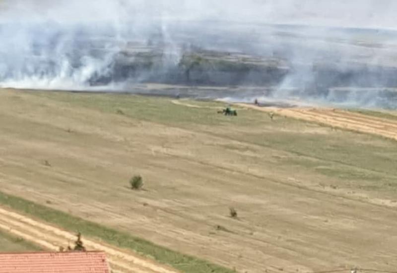Požar u blizini Llivna zahvatio polja žita - Požar u blizini Llivna zahvatio polja žita
