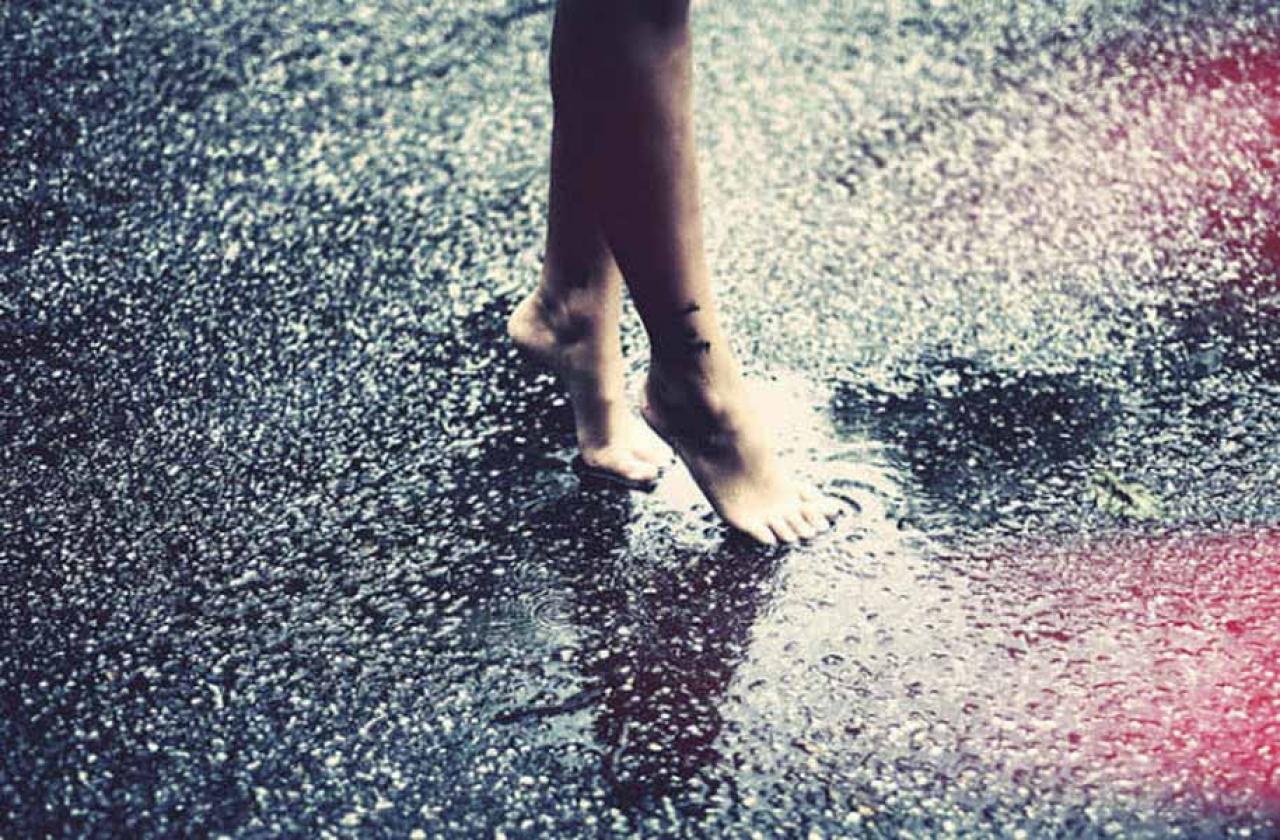 Неслышно ступая. Девушка под дождем. Босиком под дождем. Девушка дождь. Босиком по дождю.