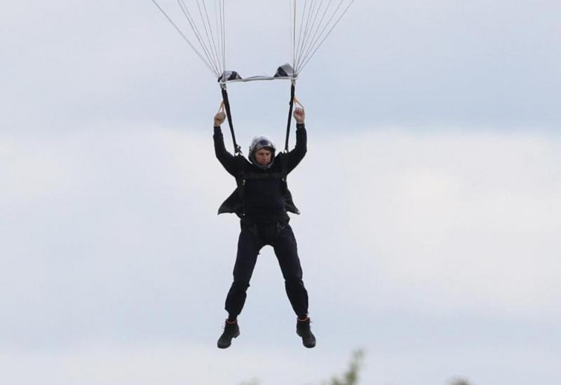 Tom Cruise veliki broj opasnih scena osobno snima, bez pomoći profesionalnih kaskadera - Ne treba mu kaskader: Slavni glumac za potrebe filma skočio padobranom