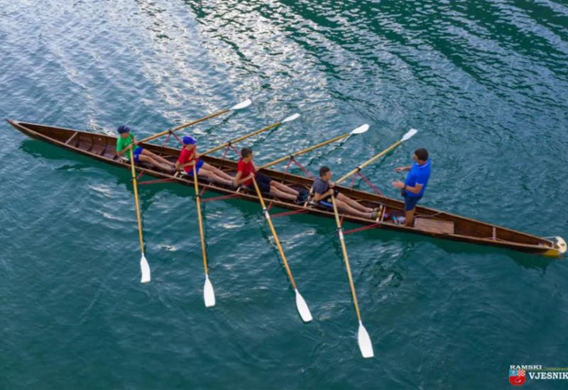 Veslači VK Ustirama marljivo vježbaju na vodi Jablaničkog jezera - Veslači VK “Ustirama” marljivo vježbaju na vodi Jablaničkog jezera