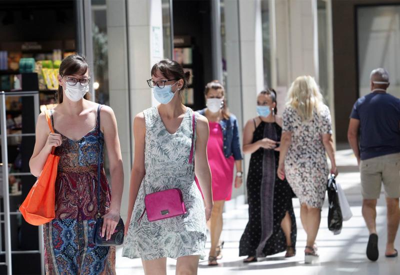 Pariz: obvezno nošenje maski na otvorenom zbog porasta broja zaraženih