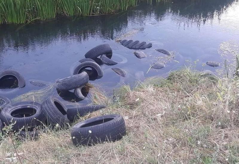 Livno: Nakon što su volonteri očistili rijeku od guma, bačene nove