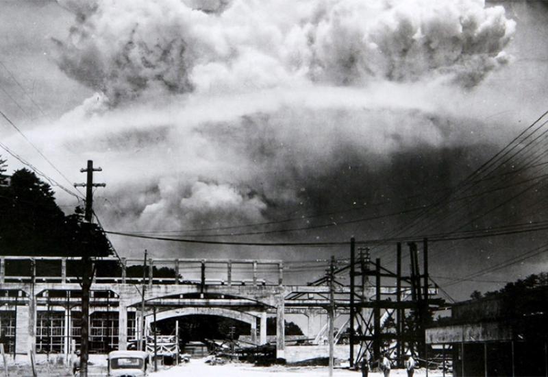 Eksplozija je uzrokovala i vreli gljivasti oblak prašine i krhotina visok 15.250 metara - 75 godina od atomskog napada na Hirošimu