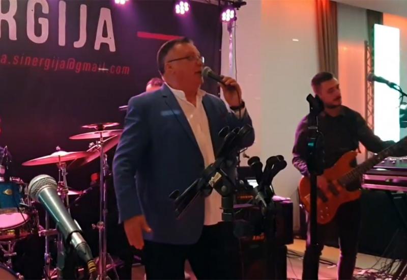 'Taman je': Halid Bešlić zapjevao s Mostarcima