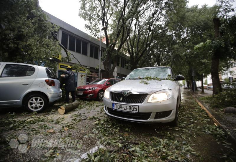 Nevrijeme u Mostaru: Kontejneri 'šetali' po ulici, oštećeni automobili