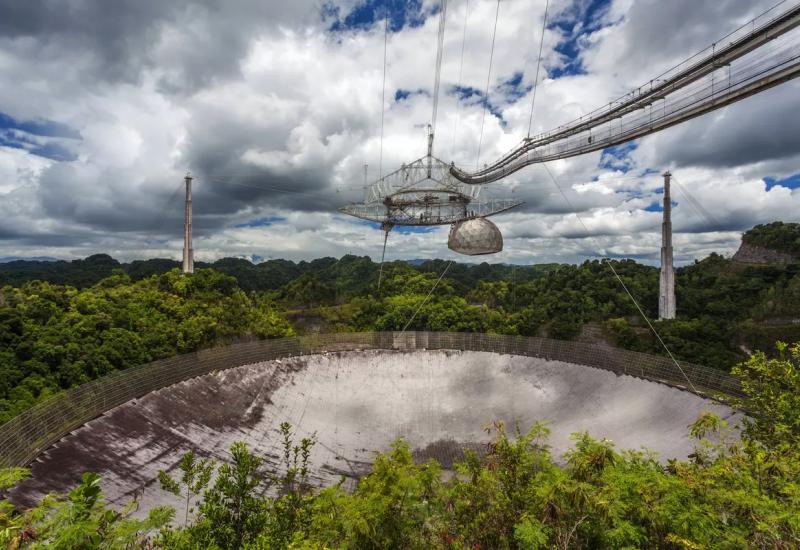 Uništen najpoznatiji teleskop za traženje izvanzemaljaca