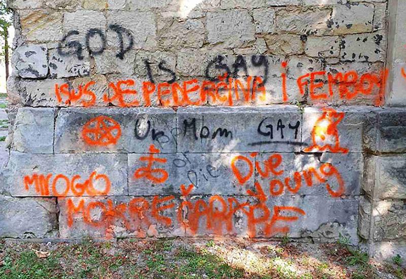 Uvredljivi grafiti na ostacima katoličke crkve u Bihaću