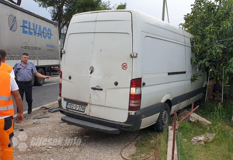 Kombi nakon sudara s kamionom uletio u kućicu s voćem - Mostar: Kombi nakon sudara s kamionom uletio u kućicu s voćem