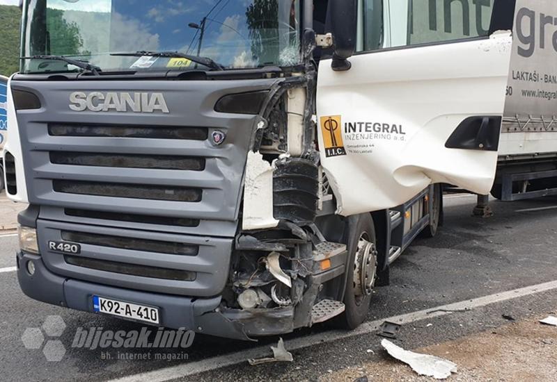 Kombi nakon sudara s kamionom uletio u kućicu s voćem - Mostar: Kombi nakon sudara s kamionom uletio u kućicu s voćem