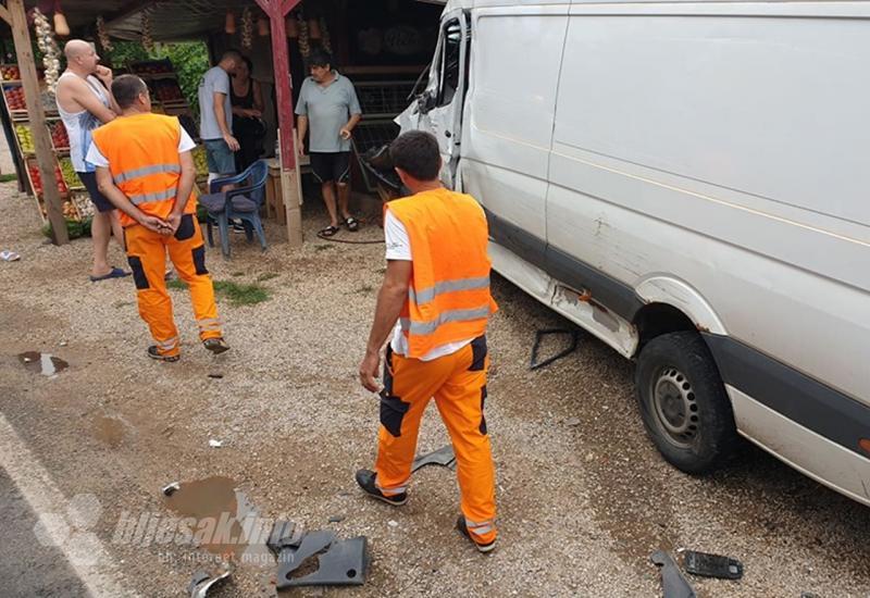 Mostar: Kombi nakon sudara s kamionom uletio u kućicu s voćem