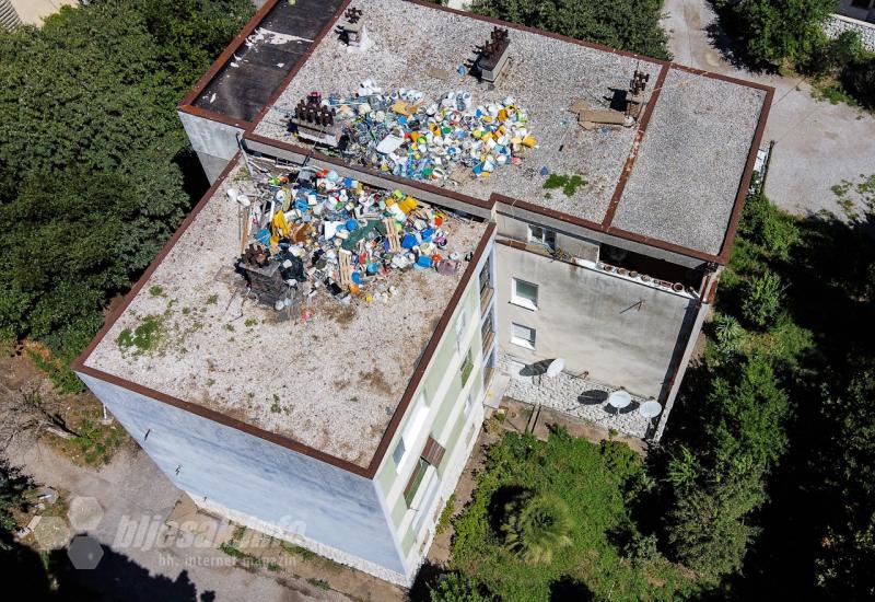 Krov zgrade, koji bi trebao biti zajednički svim stanarima, pretvara se u deponiju - Začarani krug smeća