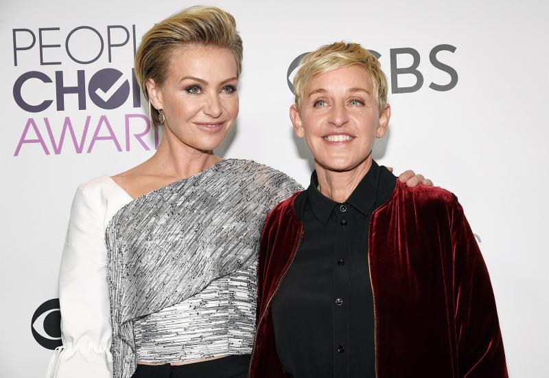 Ellen DeGeneres sa svojom suprugom Portijom De Rossi  - Pljušte optužbe: Otpuštena tri glavna producenta Ellen DeGeneres showa