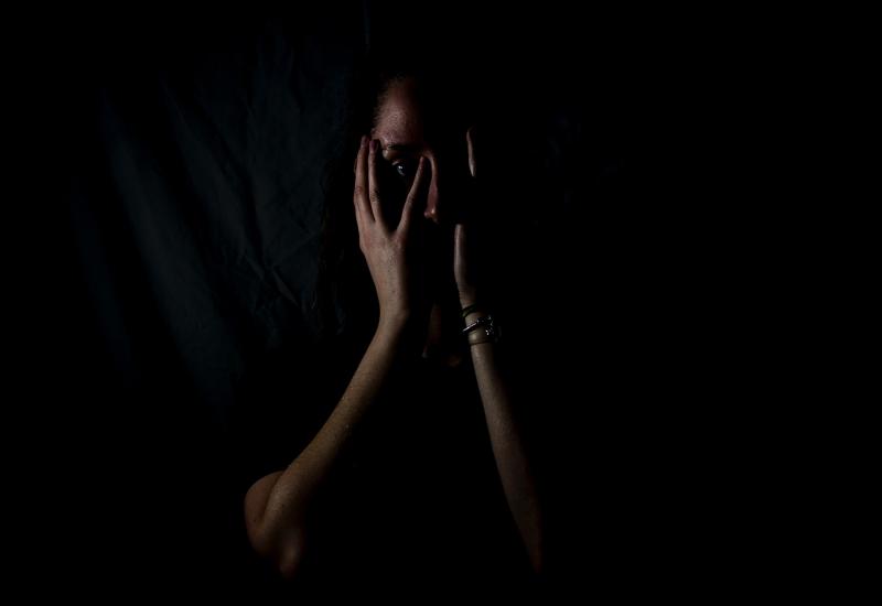 Francuska: Djevojku iz BiH pretukla obitelj jer je u vezi s momkom iz Srbije