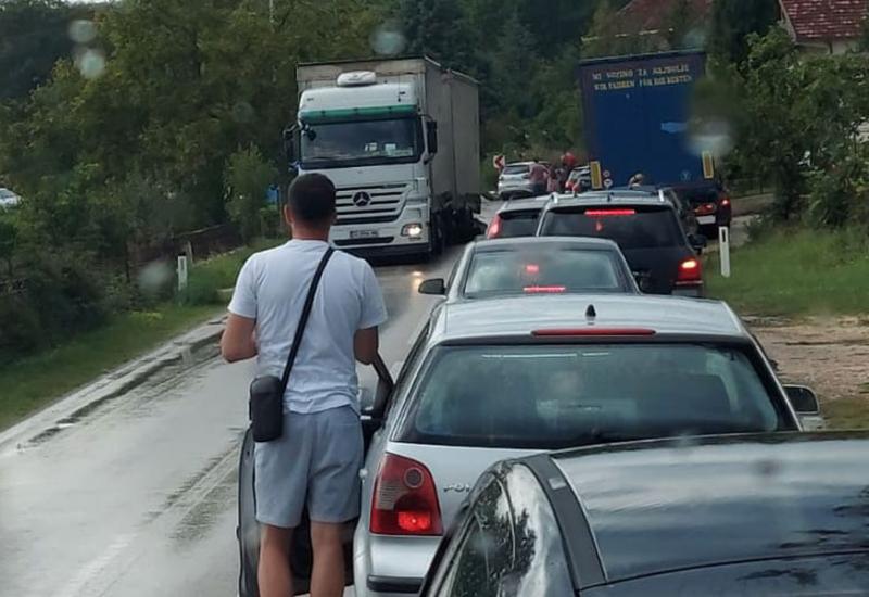 Promet u Knešpolju je zaustavljen - Teška prometna nesreća kod Širokog, sudarila se dva automobila i tegljač
