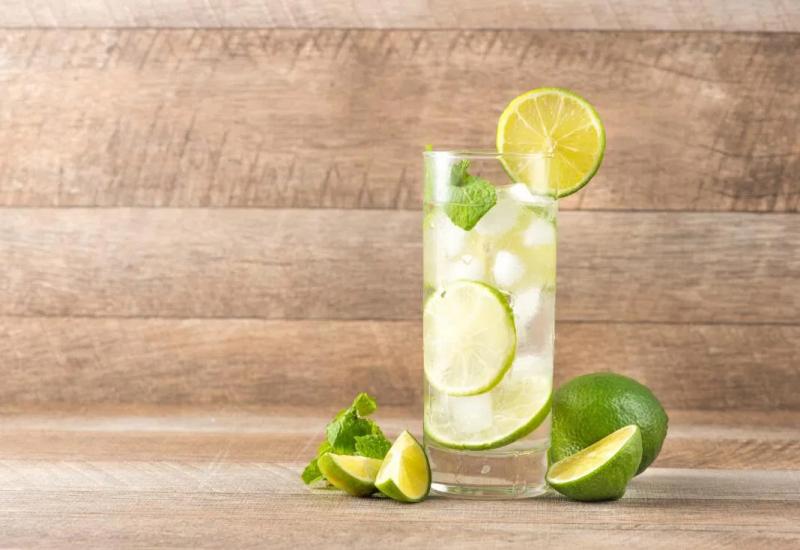 Razlozi zbog kojih bi trebali piti vodu s limunom svakog jutra