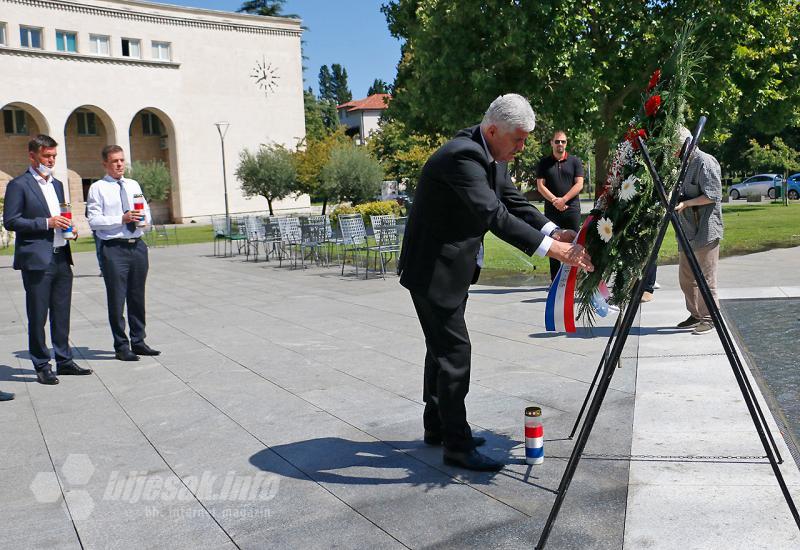 Izaslanstvo HNS-a položilo je vijenac kod spomenika hrvatskim braniteljima - Obilježena 27. obljetnica Hrvatske Republike Herceg Bosne