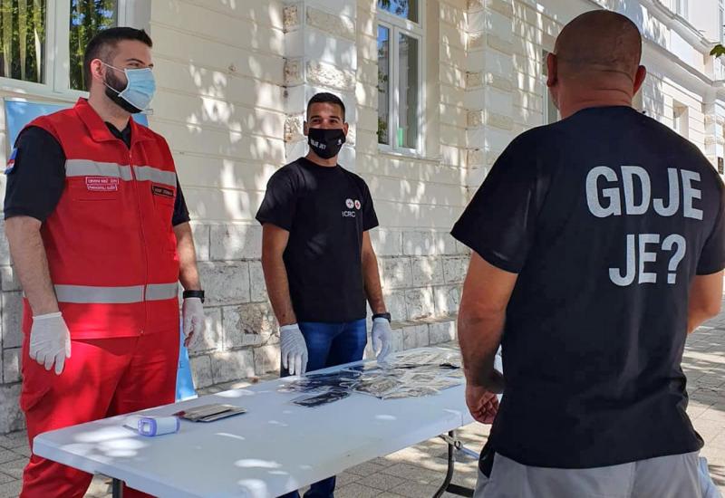 Građani širom BiH nosili maske sa natpisom 'Gdje je?'