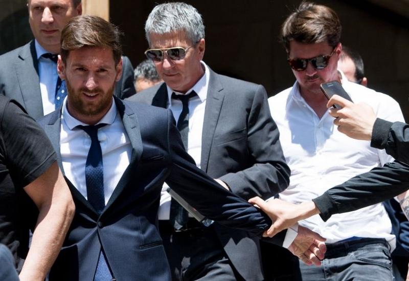 Messijev klan u vrijeme suđenja zbog utaje poreza - Bomba iz Argentine: Messi se umorio od gluhih telefona, ostaje u Barci?