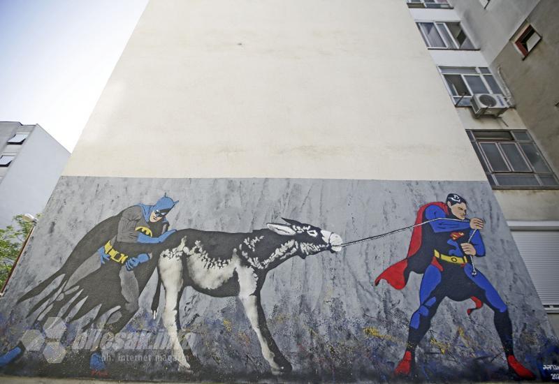 Dva superjunaka tjeraju  - Batman i Supermen na Bijelom Brijegu
