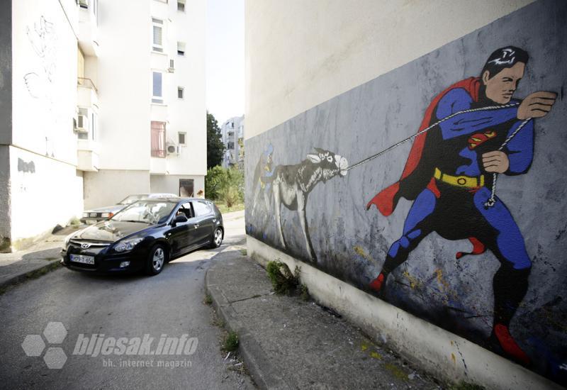 Dva superjunaka tjeraju  - Batman i Supermen na Bijelom Brijegu