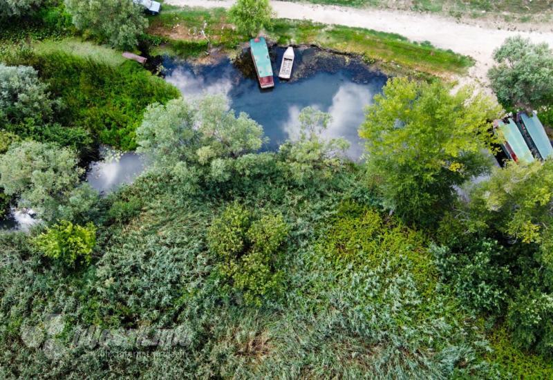 Unatoč ranojesenjim kišama Hutovo blato diše na škrge