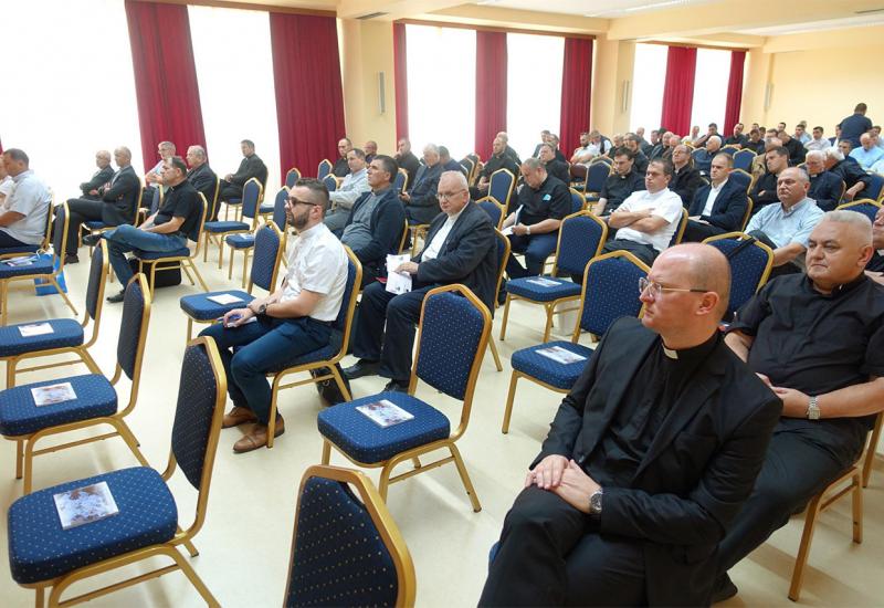 Održan 25. susret dijecezanskih svećenika Vrhbosanske nadbiskupije - Održan 25. susret dijecezanskih svećenika Vrhbosanske nadbiskupije