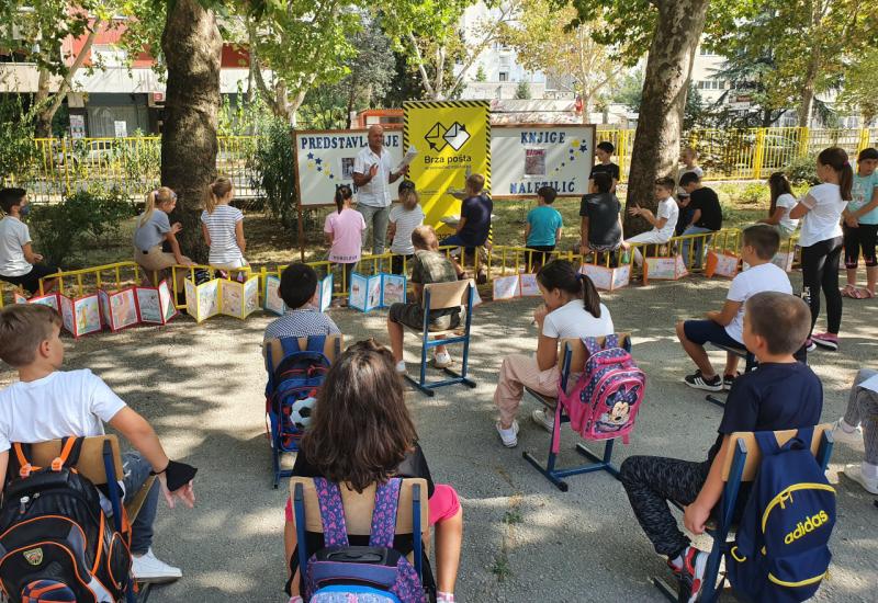 Promocija ispred Osnovne škole fra Petra Bakule - Bablje ljeto u Mostaru: Knjigom protiv pandemije