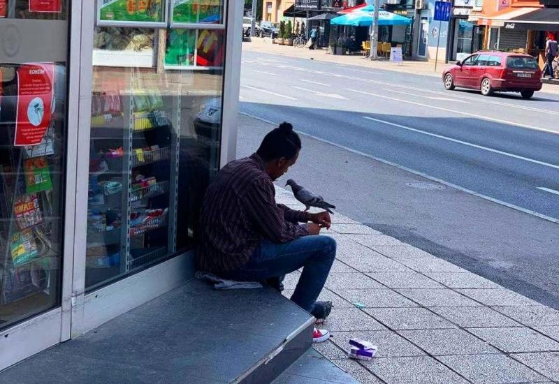 Posebna fotografija u bh ulica: Migrant podijelio obrok s golubovima