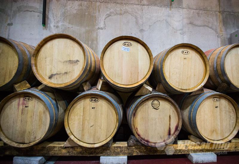 Prostor za dozrijevanje vina u drvenim bačvama - Carski vinogradi berba trganje grožđe vino vinova loza mostar