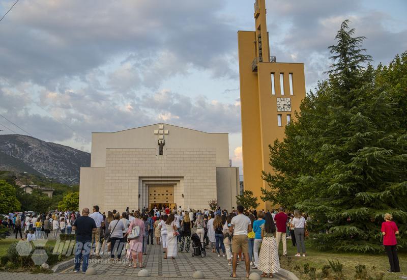 Biskup Palić održao prvu misu nakon ustoličenja - Biskup Palić održao prvu misu nakon ustoličenja