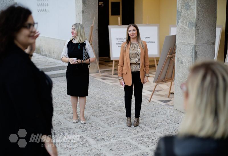 Izložba o govoru mržnje na platou Narodnog pozorišta Mostar - Mostarcima predstavljeni primjeri govora mržnje s online platformi