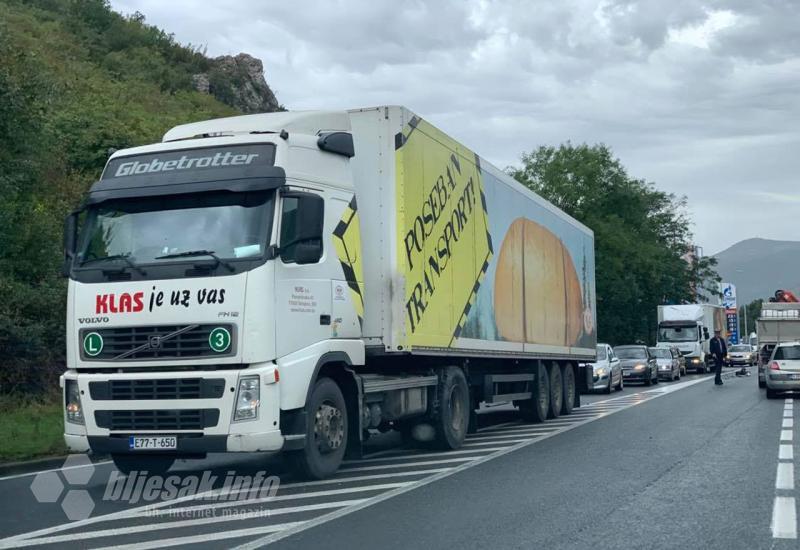 Mostar:  Renault Captur ostao bez točka i dijelova podvozja 