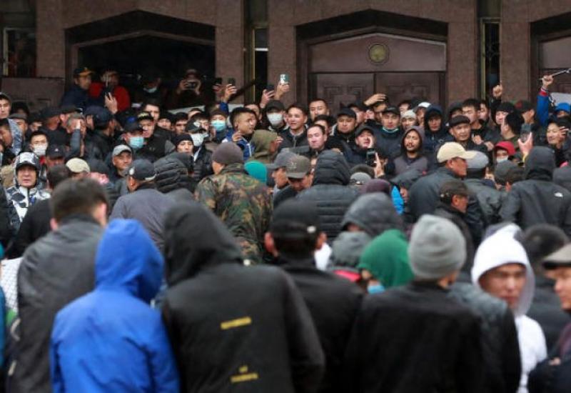 Prosvjedi u Kirgistanu -  Demonstranti upali u parlament pa u zatvor i oslobodili bivšeg predsjednika