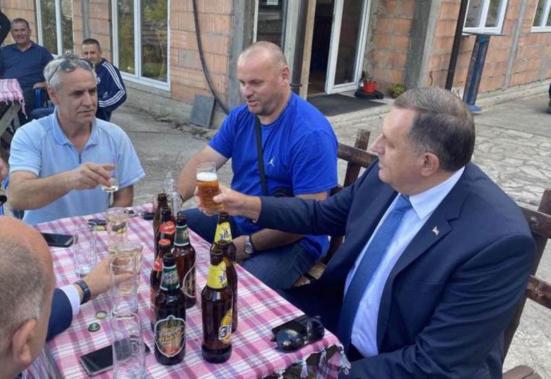 Mještani ''svratili'' Dodika na pivo